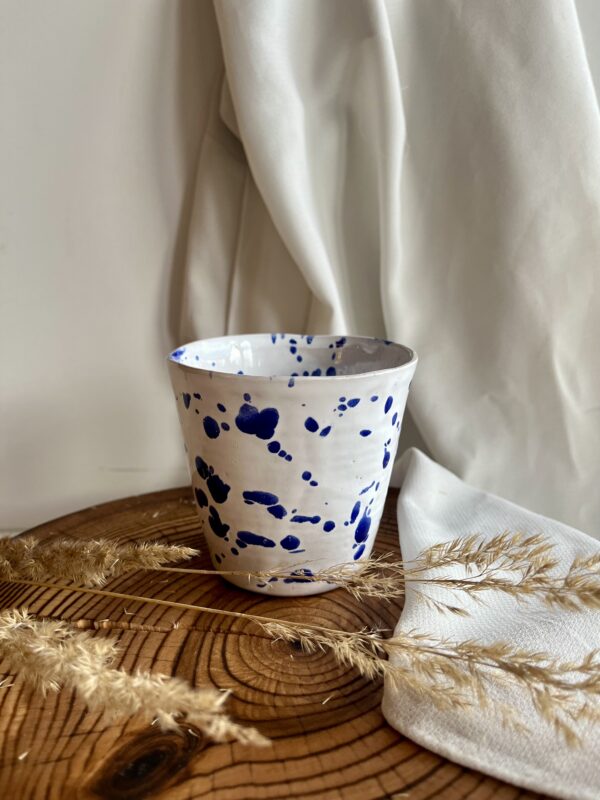 Ceramiczny kubek na wynos BIAŁY z granatowymi plamkami - obrazek 2