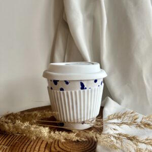 Ceramiczny kubek na wynos BIAŁY z granatowymi plamkami