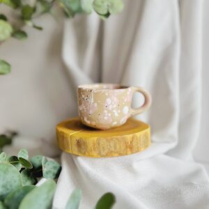 Filiżanka espresso w różowe ciapki