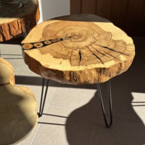 Stolik z kołeczkami