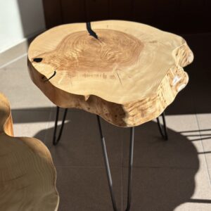 Stolik jesionowy czarna żywica