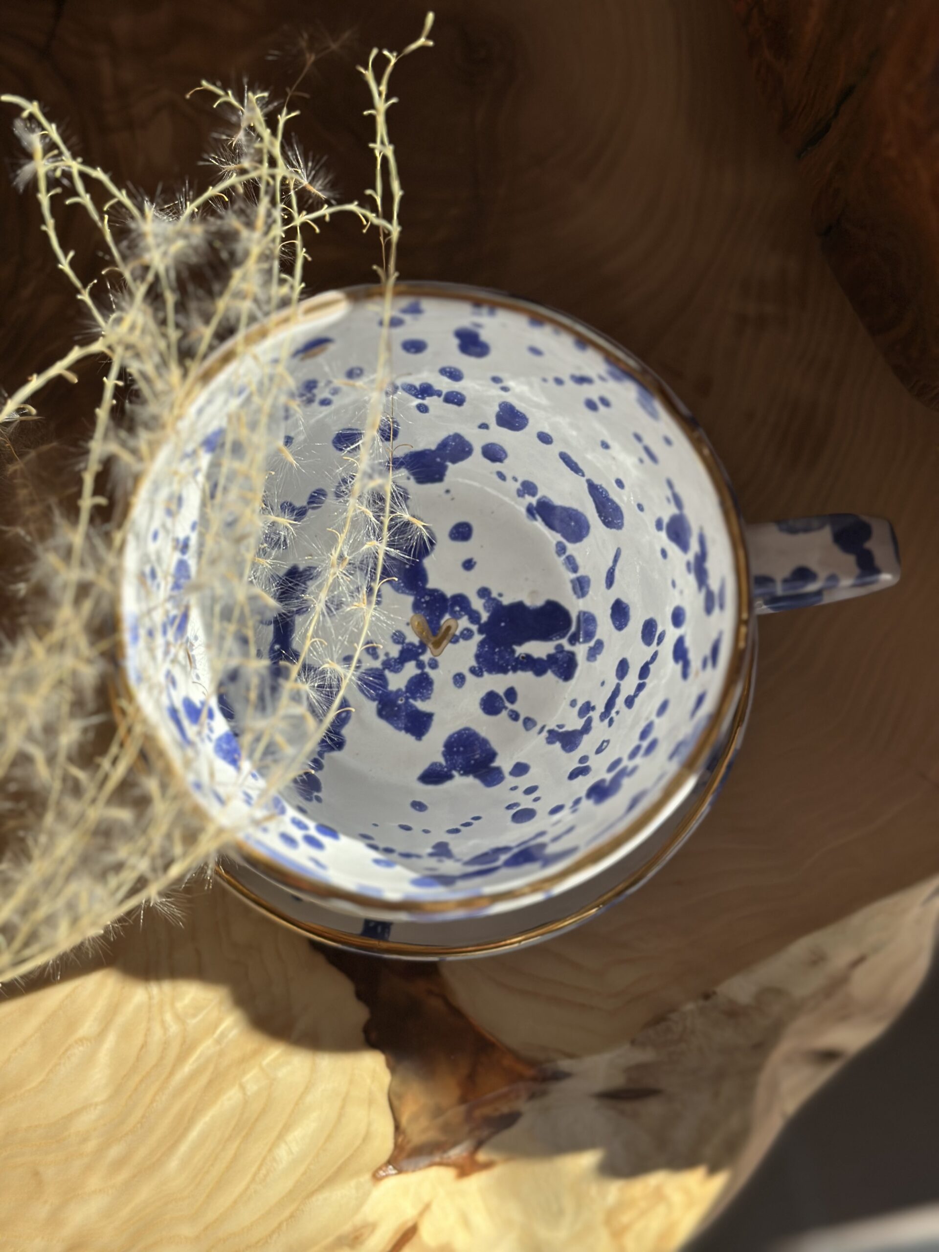 Filiżanka ZŁOTE SERCE biała w niebieskie ciapki - obrazek 2