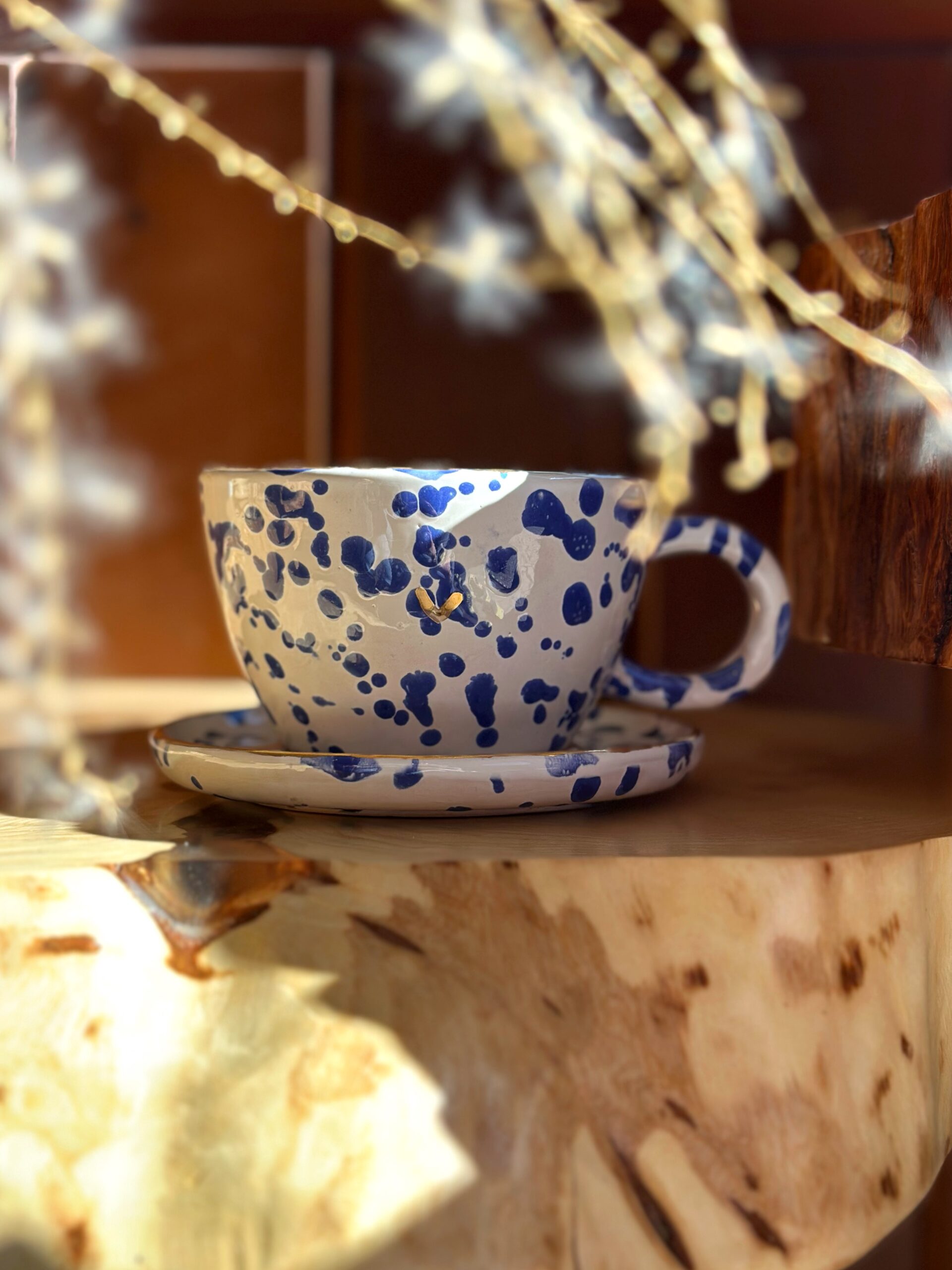 Filiżanka ZŁOTE SERCE biała w niebieskie ciapki